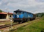 Die 751 219 mit einem Güterzugbegleitwagen am 02.06.2014 in Prachatice.