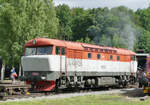 26. Juni 2016, Dampflokfest in Luzna u Rakovnika (CZ). Diesellok 478 1004 von CKD Praha. Die ČSD-Baureihe T 478.1 (ab 1988: Baureihe 751) ist eine dieselelektrische Universallok der ČSD/CD. Die Lokomotiven prägten ab den 1960er Jahren den Streckendienst auf nichtelektrifizierten Strecken der ČSD und galten auf Grund ihrer Zuverlässigkeit als eine der erfolgreichsten Diesellokomotiven in der ehemaligen Tschechoslowakei.