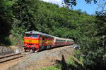 Einfahrt des R 1269 aus Rakovnik mit 751 033 KZC und alten BmXWagen. Aufgenommen wurde der Saisonzug am 11.07.26 in Krivoklat. 
