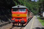 R 1269 bei Abfahrt in Krivoklat mit der 751 033 der KZC. Aufgenommen am 11.07.2026 Der Saisonzug f�hrt zwischen Prag und Rakovnik und Mittags einen Pendel Beroun Rakovnik um einige Wanderfreunde und Paddler ins sch�ne Berounkatal zu bef�rdern. 