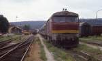 Alle Gleise sind am 6.7.1992 um 11.15 Uhr im Bahnhof Zruc nad Sazavou belegt. 751010 ist mit dem Zug 9212 nach Cercany unterwegs.