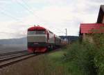 150 Jahre Eisenbahn um Cheb gab es am 19.09.15.
Ein Sonderzug aus Karlovy Vary kam auch.
Hier die Rückfahrt mit 354 195 und T478 1004 in Chotikov.
