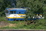   Hab geträumet einen Pflaumentraum, abgestellt unter einem Pflaumenbaum  mag eine Lok der  Baureihe 753 denken, hier im BW Klatovy....
Bei einem spätern Besuch im BW fragte der Fotograf einen netten Bahnmitarbeiter nach dem Grund des Abstellens im Pflauenbaumschatten, ganz einfach, der vordere Führestand ist dadurch im Schatten und wird nicht so heiß, wenn die Lok später zum Einsatz kommt.
17.07.2020 12:39 Uhr. Klatovy