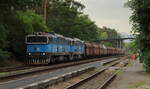 Leerer Sandzug aus Nymburk nach Jestrebi hier in Doky auf Kreuzungshalt mit dem OS. Zugpferde die 753 770 und 753 772. Aufgnommen am 20.6.2022