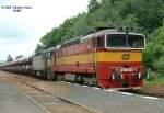 Zwei Baureihe 753, vorn 753 352-4, mit Auto-Ganzzug fhrt am 16.06.2004 von Frydlant v.Chechach durch den Bahnhof Visnova nach Polen.