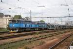 753 769-9 und 753 770-7 der CD-Cargo beschleunigen am 7. Juni 2012 einen Autotransport-Zug im Bahnhof Plzeň (Pilsen).