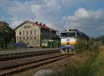 Die Plzener 754 024 hat soeben den Personenzug 7548 nach Zelezna Ruda   Alzbetin gebracht und setzt nun über den bayerischen Teil dieses Grenzbahnhofs um gegen 19:30 vor dem 7549 zurück nach Klatovy