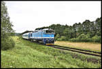 Pro Tag verkehrt ein Intercity Zugpaar zwischen Prag und Krummau via Budweis. Auf der eingleisigen Bergstrecke zwischen Budweis und Krummau ist hier am 9.8.2023 um 11.36 Uhr die Taucherbrille 754062-8 nahe Verabce mit dem Jizni Express IC 533 nach Krummau unterwegs. 