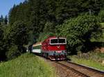 Die 754 066 mit einem Os nach Pilsen am 11.06.2017 unterwegs bei Böhmisch Eisenstein.