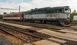 Die  Taucherbrille  754 042 wartet am 12.10.2017 auf ihre Fahrt von Všetaty nach Praha-Vršovice im Abgangsbahnhof. Normalerweise fährt diese Tour (Os 9527), die lt. Plan um 10:21 Uhr beginnt, ein Solo-854, allerdings kann man die 754er doch noch öfters als Ersatz erleben. 