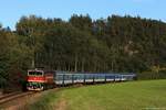 754.049 mit den Sp 1830 (Želivka) Zruč n.Sázavou - Praha hl.n. unterwegs bei Samechov, 22.09.2019