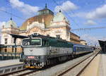 754 063 mit R nach Domazlice am 14.08.2020 beim Verlassen von Plzeň hlavní nádraží. 