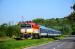 Die  Taucherbrille  754 012 mit dem “Slovácký Express” Schnellzug R883 aus Prag nach Luhačovice kurz vor Bf.