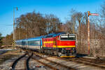 754 074 mit dem R 715 Praha.hl.n - Ceske Velenice bei der Durchfahrt durch den Bahnhof Suchdol nad Lužnicí