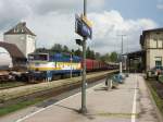 Bahnhof Furth im Wald in der Sonne des 23.04.2009. Eine CD Taucherbrille (So wird die wohl genannt) sonnt sich vor der nchsten Aufgabe. Begeistert hat mich an dem Bf. auch die Ausfahrtaufstellung von 7 Form-Hauptsignalen in Richtung tschechische Republik. Mehr davon auf einmal habe ich nur noch bei einem Gterbahnhof in Mannheim gesehen....