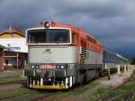 Drei Farbvariante der Taucherbrille: 754 050-3 mit R 848 Trutnov Hlavn Ndra-Praha Hlavn Ndra auf Bahnhof Trutnov Hlavn Ndra am 9-8-2011.