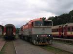 754 050-3 und 750 312-1 auf Bahnhof Trutnov Hlavn Ndra am 1-8-2011.