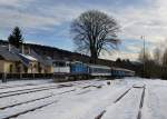 754 025 mit R 827 nach Prag am 01.01.2013 bei der Einfahrt in Spicak.