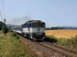 Die 754 060 mit einem R nach Prag am 27.07.2013 unterwegs bei Petrovice nad hlavou.