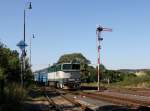 Die 754 074 mit einem Os nach Pilsen am 17.08.2013 bei der Einfahrt in Janovice.