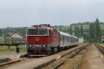 754 066-9 mit Os 4834 Brno-Okřky auf Bahnhof Okřky am 24-5-2013.