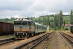 754 023-0 mit Os 4834 Brno-Okříšky auf Bahnhof Okříšky am 31-5-2013.