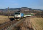 754 058 mit einem Os nach Pilsen am 01.03.2014 bei Desenice.