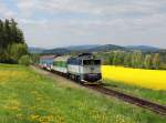 Die 754 060 mit einem Os nach Nové Údolí am 04.05.2014 unterwegs bei Třísov.