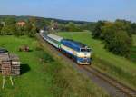 754 057 mit Os 7412 nach Domazlice am 18.09.2014 bei Blizejov.