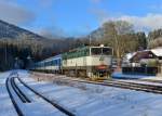 754 039 mit Rx 776 am 18.01.2015 bei der Ausfahrt in Spicak. 