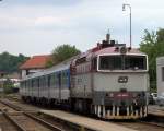 Ein Schnellzug geführt von 754 061-0 läuft in Mlada Boloeslav ein.