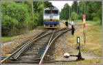 Nové Udoli Endstation im Böhmerwald. Der Lokführer und die zwei Mann Zugpersonal bringen die Lok auf die andere Seite des Zuges. (30.06.2015)