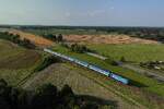 Durch die Weiten Südböhmens eilte am Abend des 13. August 2025 die 754.064 mit dem Schnellzug R 723  Lužnice  von Praha hl.n. nach České Velenice. Wenn man den Ankündigungen Glauben schenken darf, dann werden an diesem letzten nicht elektrifizierte Abschnitt der Franz-Josefs-Bahn bald die ersten Oberleitungsmasten aufgestellt. 