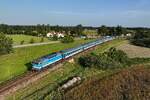 Am 13. August 2025 beförderte die im Najbrt 2 Design gehaltene Taucherbrille 754.062 den R 324  Silva Nortica  von Wien Franz-Josefs-Bahnhof nach Praha hl.n. im nicht elektrifizierten Streckenabschnitt zwischen České Velenice und Veselí n.Lužnicí.  Kurz nach Durchfahrt durch den kleinen Haltepunkt Lužnice konnte ich den klassischen Schnellzug auf der Franz-Josefs-Bahn fotografieren. 