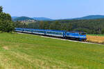 Ein Schnellzugpaar verbindet täglich die beiden Touristenmagnete Prag und Krumau. Am 15. August beförderte die 754.021 den IC 533  Jižní expres  von Praha hl.n. nach Český Krumlov auf dem letzten nicht elektrifizierten Streckenabschnitt. Bei Třísov konnte ich die im sogenannten Najbrt 2 Design gehaltene  Taucherbrille  mit den aus ehemaligen ÖBB Eurofimawagen gebildeten Zug aufnehmen. 