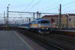 Mit einem leeren Personenzug fährt am Abend des 17.4.2026 die  Taucherbrille  754 057 durch Praha Hlavní Nádraží. 