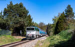 754 076 mit dem Os 9057 (Praha hl.n. - Cercany) bei Kamenn� Př�voz 1.5.26