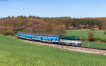 754 076 mit dem Os 9057 (Praha hl.n. - Cercany) bei Sv�rov 1.5.26