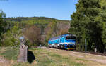 754 064 mit dem Os 9057 (Praha hl.n. - Cercany) in Krhanice 1.5.26