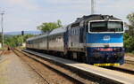 Zugkreuzung in  Ceska Skalice   , der Schnellzug aus Trutnov, gef�hrt von 754 059-4 hat Vorrang. 
Strecke 032 . 23.05.2026 10:31 Uhr.
