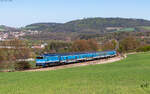 754 064 mit dem Os 9068 (Cercany - Praha hl.n.) bei Sv�rov 1.5.26
