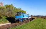  754 040 mit dem R 932 (Trutnov hl.n. - Praha hl.n.) bei Ole�nice 2.5.26