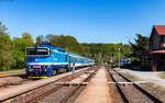 754 030 mit dem R 927 (Praha hl.n.