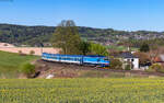 754 030 mit dem R 922 (Trutnov hl.n. - Praha hl.n.) bei Rtyně v Podkrkono�� 2.5.26
