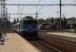 754 059-4  mit dem Schnellzug  nacht Trutnov l�uft in Jaromer ein.
