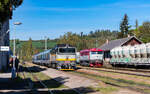 754 018 mit dem R 662 (Brno hl.n. - Ceske Budejovice) bei der Einfahrt Bahnhof Okř��ky. Rechts steht 749 254 abgestellt f�r R�ckfahrt 3.5.26
