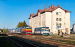 754 043 mit dem R 652 (Brno hl.n. - Ceske Budejovice) und 810 236 als Os 24820 (Znojmo -Okrisky) im Bahnhof Okř��ky 3.5.26

