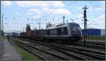 Ein Containerganzzug mit der Metrans Lok 761 003-3 (Siemens ER-20) als Zugpferd bei der Durchfahrt am Bahnhof von Komárom in Ungarn am 20.Mai 2014.