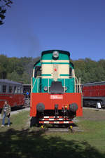 Strahlend blauer Himmel über T669 0001 in Luzna.