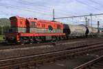 Ex-KDS 770 529 schleppt am Nachmittag von 27 Mai 2025 zwei Getreidewagen durch Decin hl.n. nach Decin-Vychod.